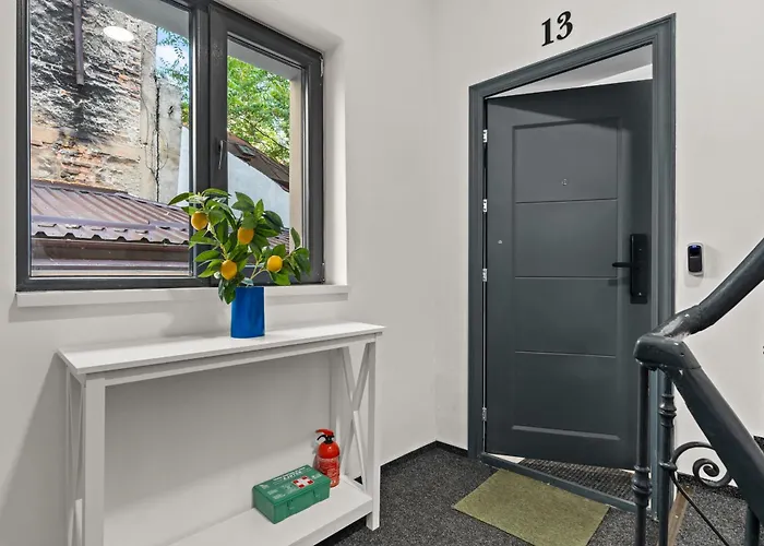 Two Bdr In Old Town Apartment *